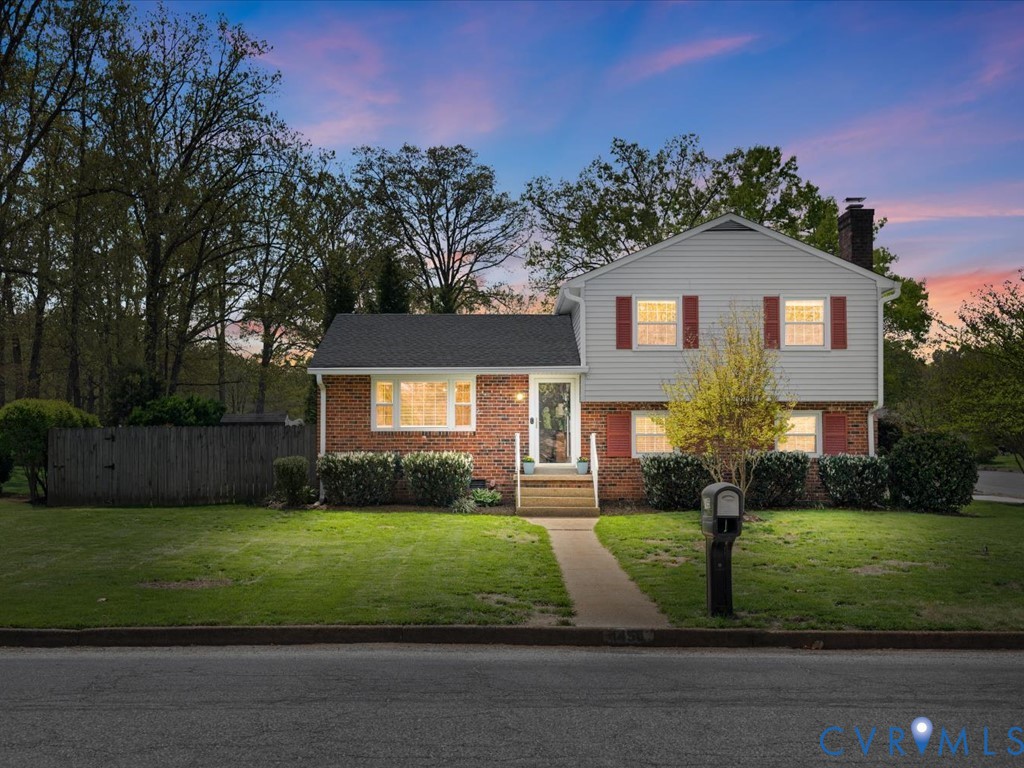 Tri-level Richmond-area home with a green lawn